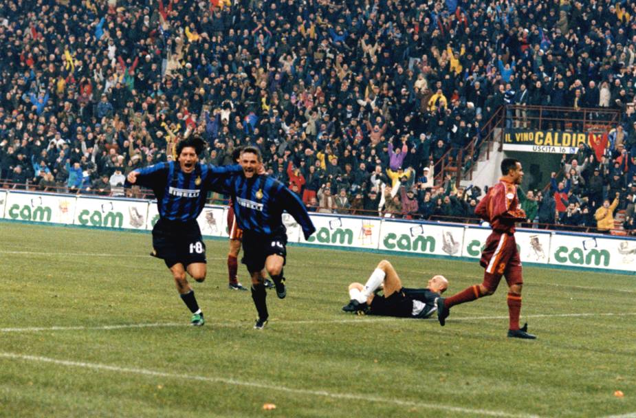 L&#39;esultanza col compagno di squadra Zamorano sempre in Inter-Roma, campionato 1998-99 (Dfp)
